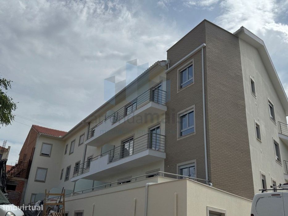 Vende-se apartamento NOVO, T2 com garagem e um sótao, Ultimo piso
