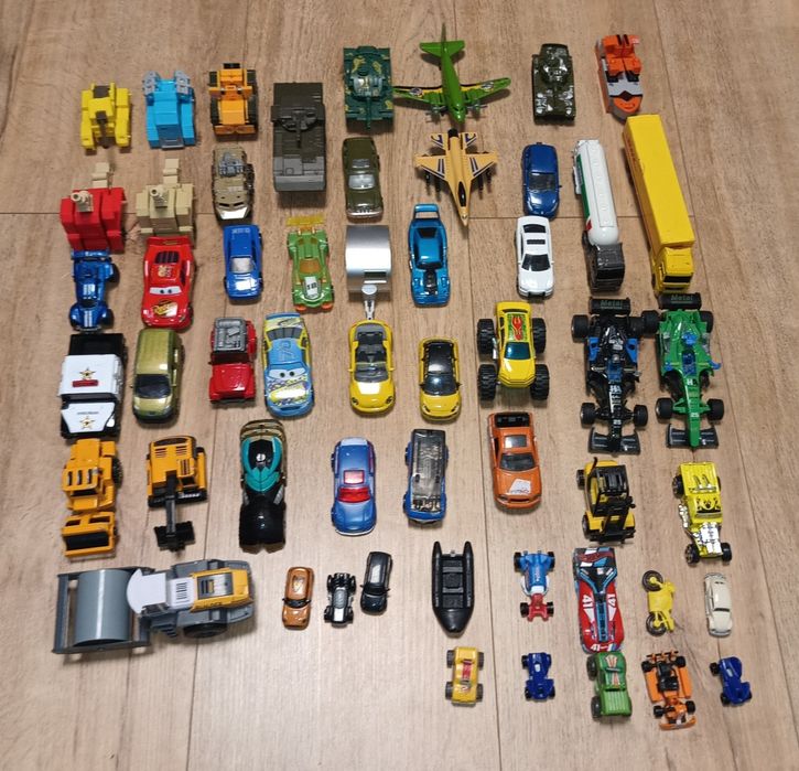 Mix autek 45 sztuk + 6 dodatkowych przedmiotów