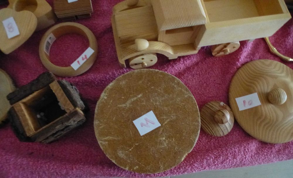 Diversas caixas e materiais para artesanato