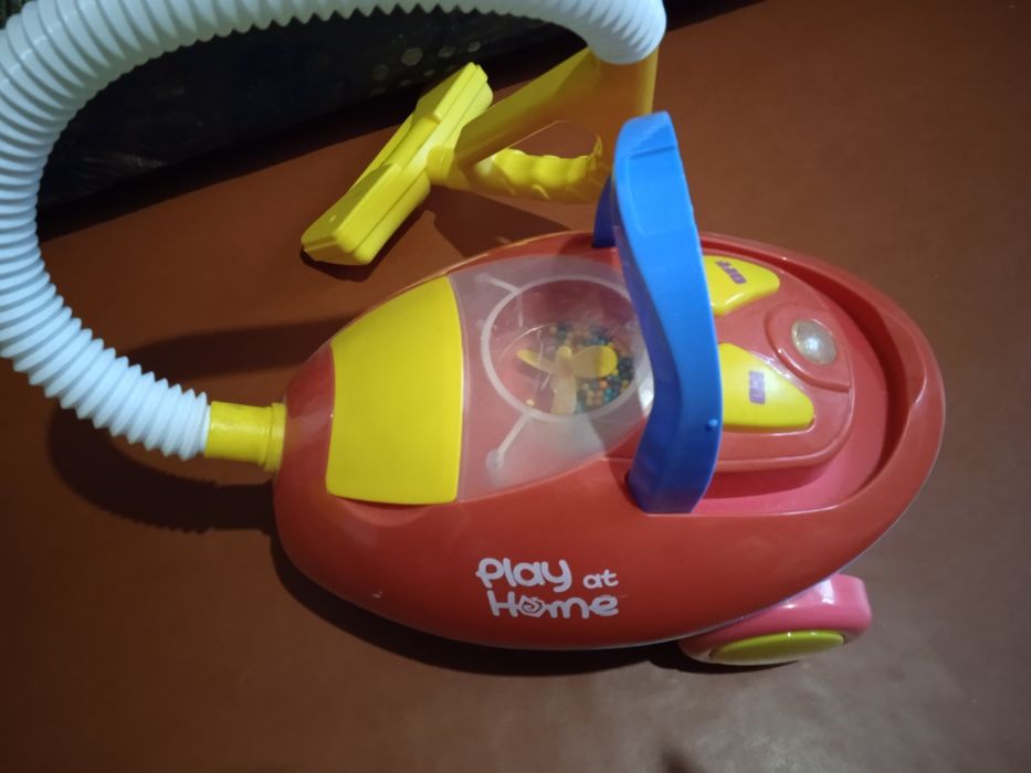 Продам дерев'яний стіл та два стільці 400грн.