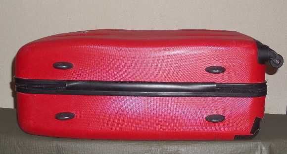 Чемодан большой красный пластиковый, 4 колеса, 70Х49Х27 см.