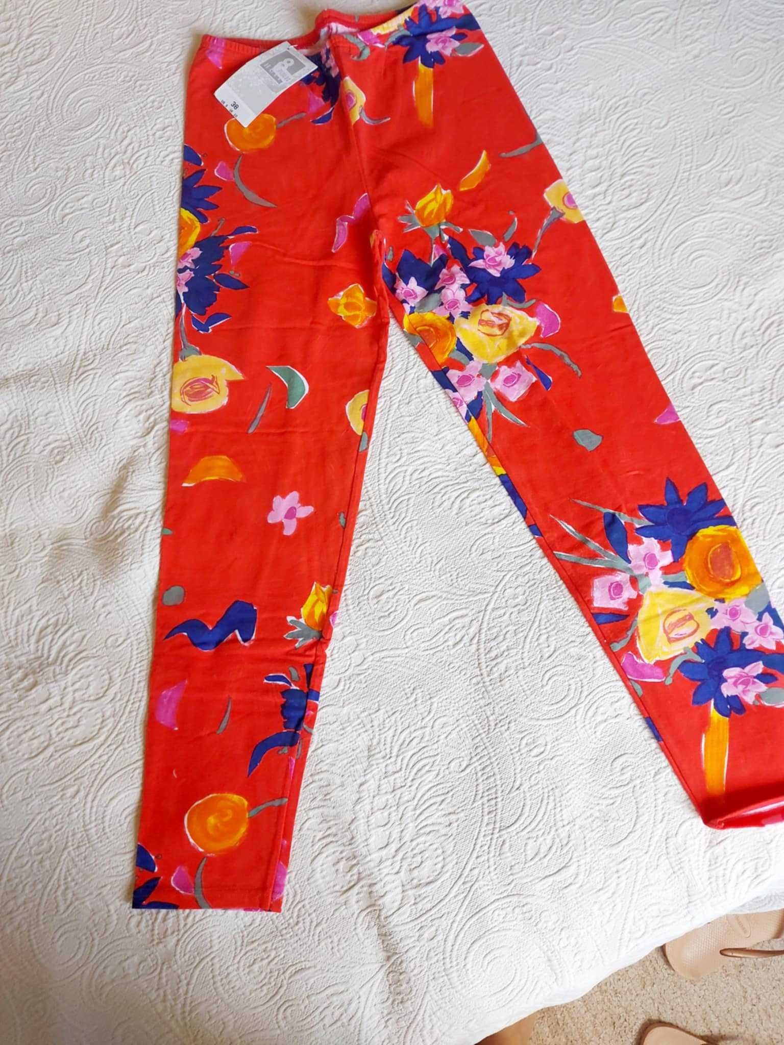 Leggins vermelhas com flores