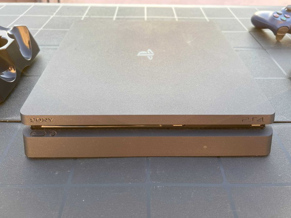 PlayStation 4 Slim 1Tb + 2 comandos + dock + PSN com + 10 jogos pagos