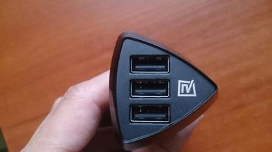 Автозарядка в прикуриватель с 3 USB портами