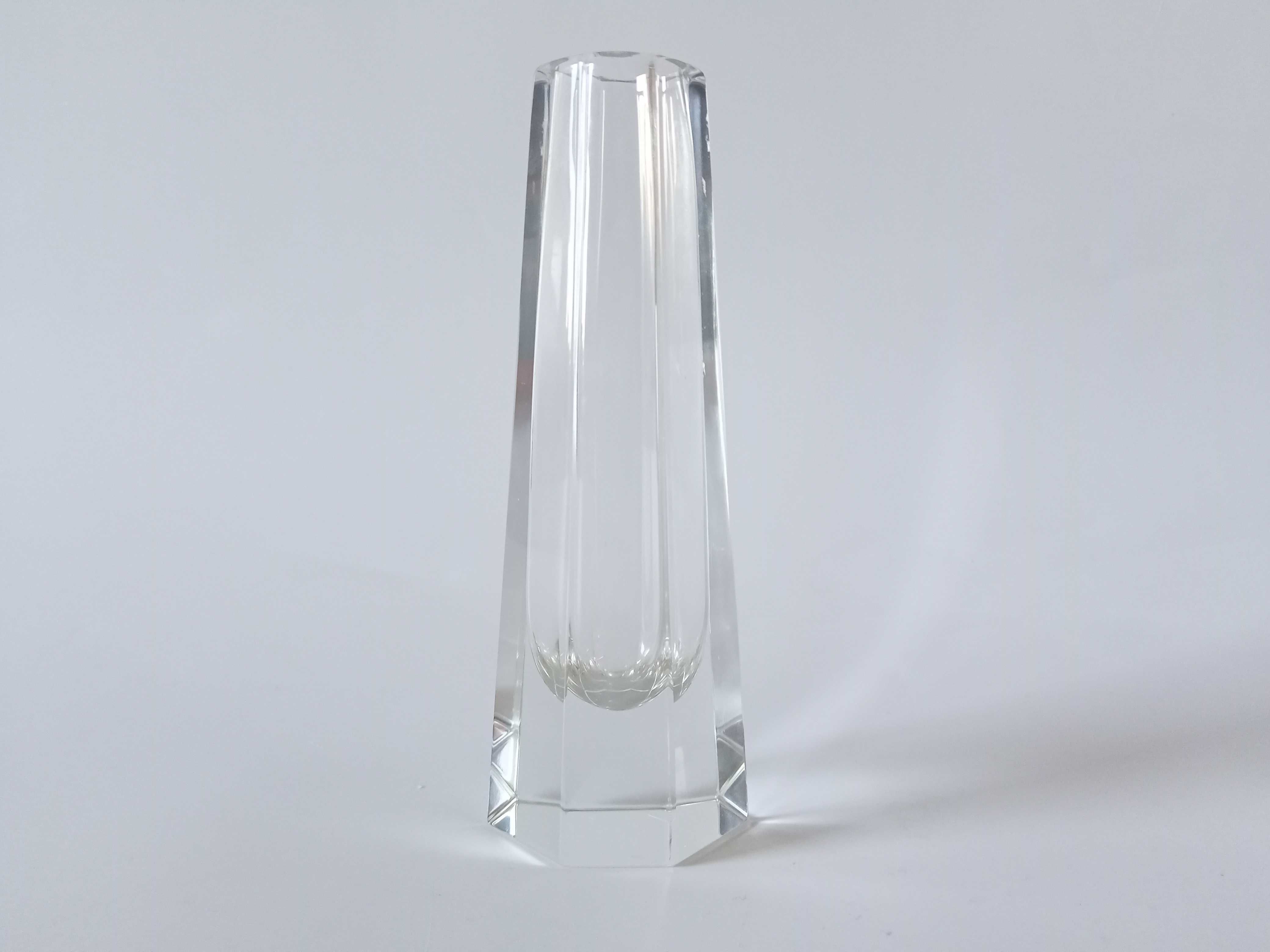 Bezbarwny fasetowany sześciokątny wazonik szklany