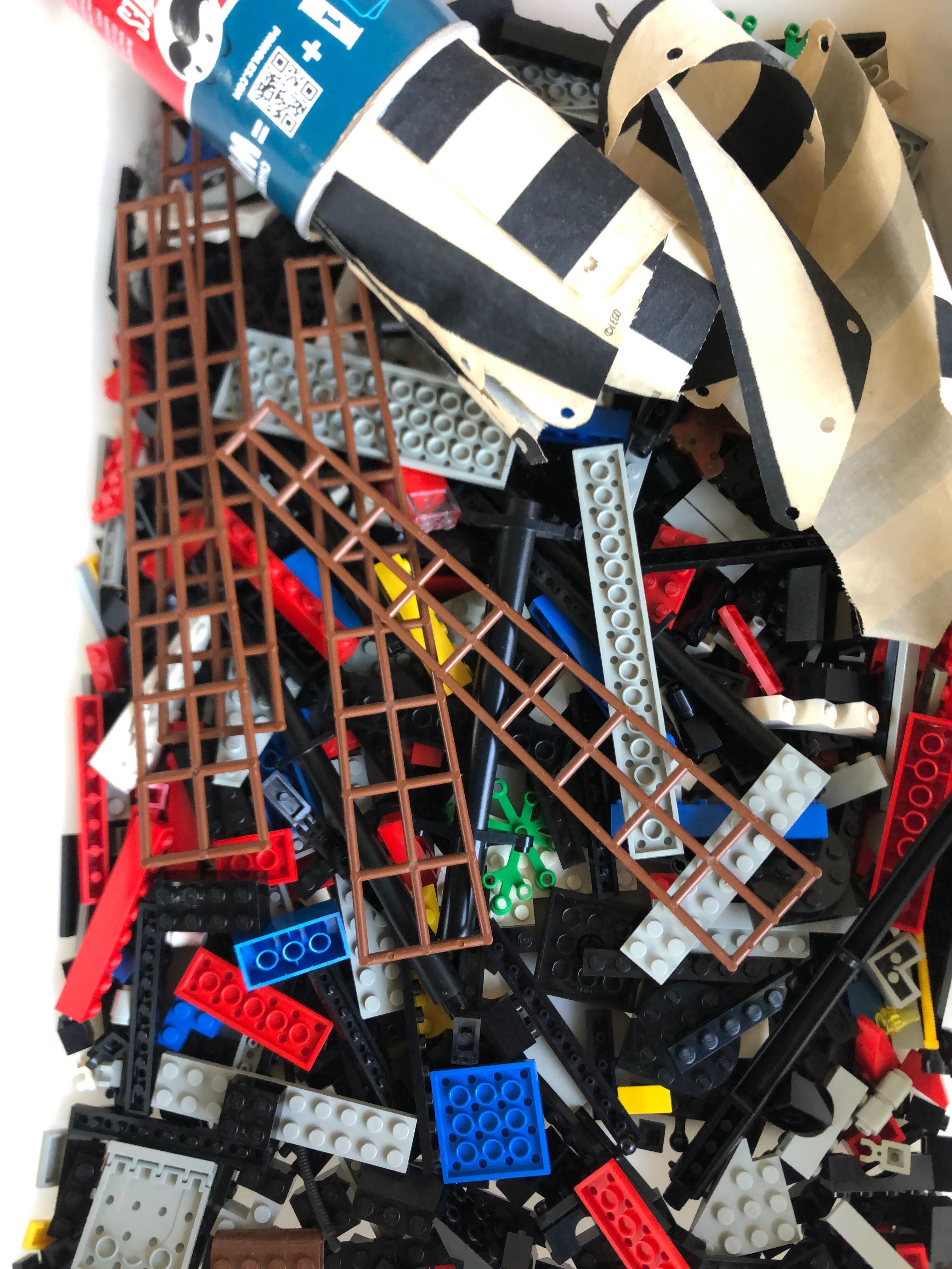 Barco piratas Lego completo e impecável as peças