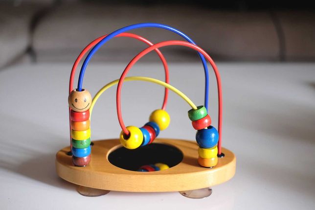 Brinquedo de madeira para bébés