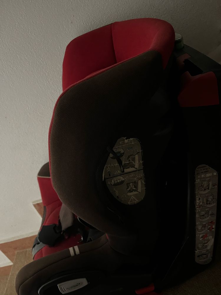 Cadeirinha Auto da marca Bebé Confort modelo Axiss rotativa a 90°