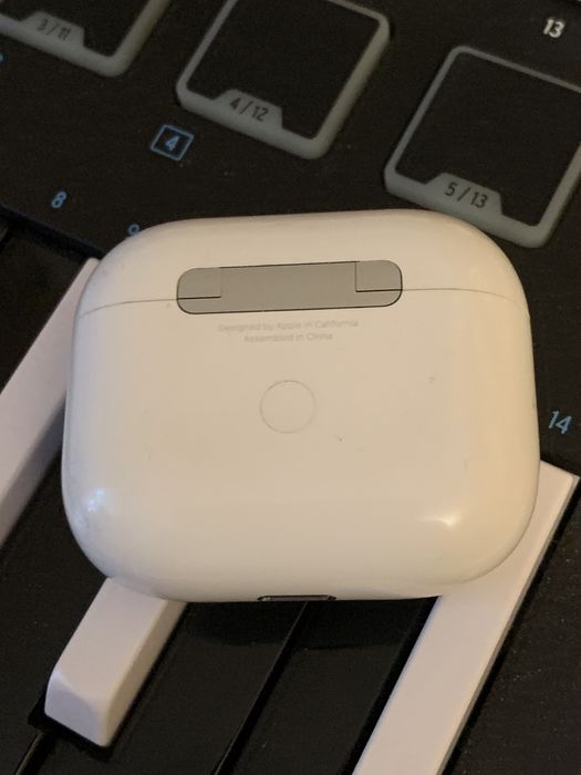 Airpods2 и Airpods 3 magsafe Кейс оригинал!A2566 комплект!