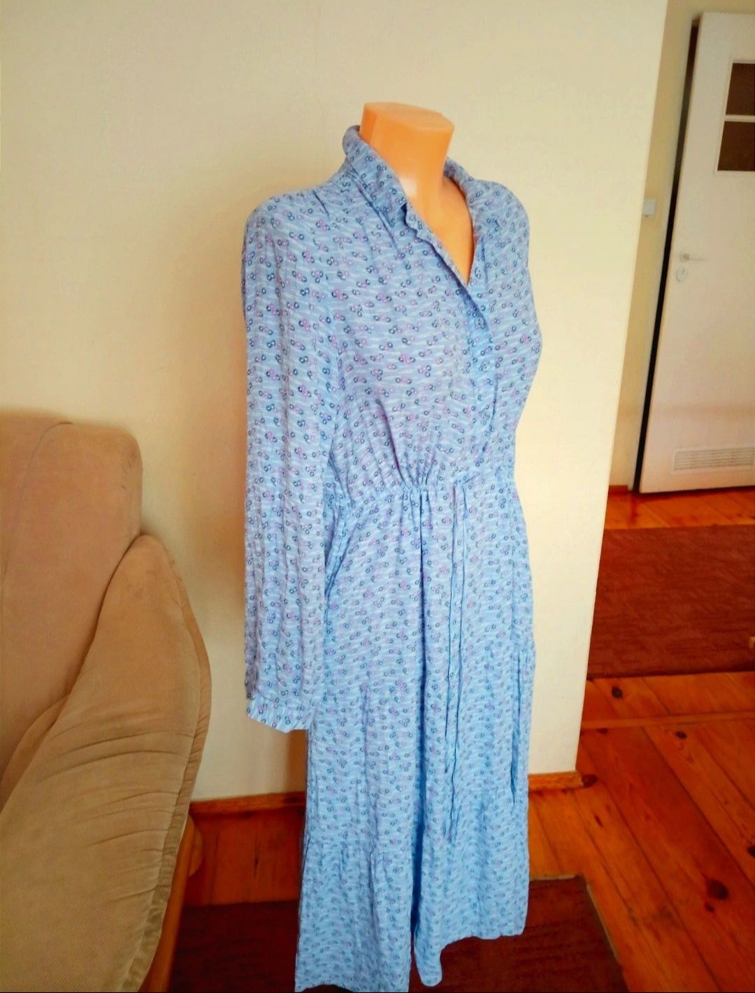 Śliczna niebieska w kwiaty midi sukienka z wiskozy,XL/42/14