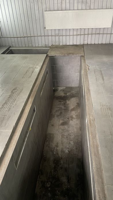 Бокс на два заїзди з ямою і підйомником.