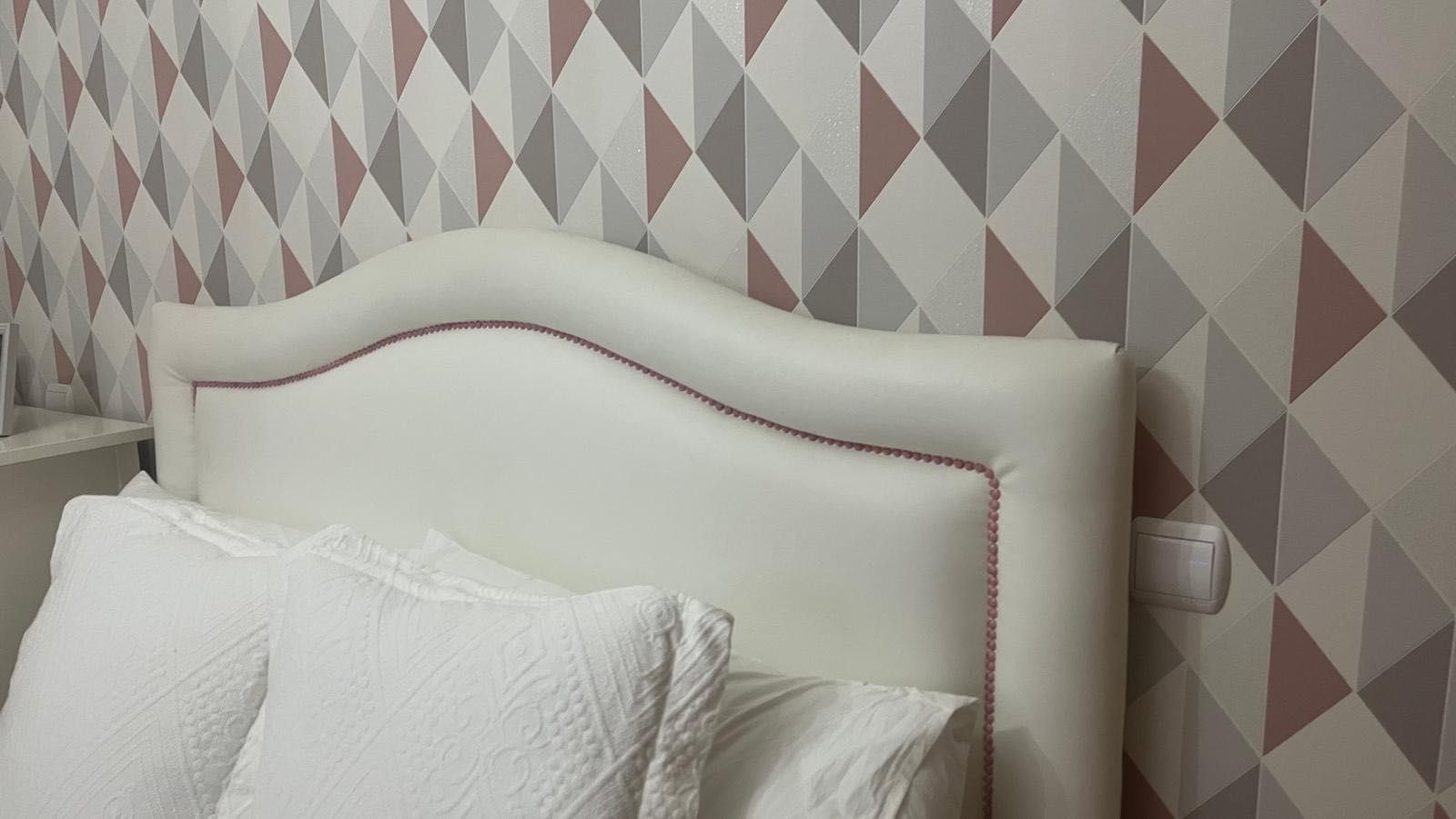 Cama polipele branca com estrado elevatório