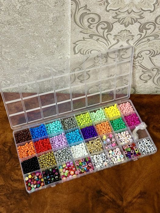 Набір бісеру та намистин для виготовлення браслетів та прикрас