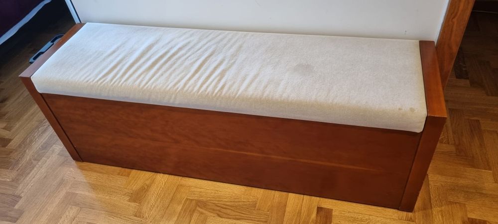 Quarto casal com comoda dupla e banqueta