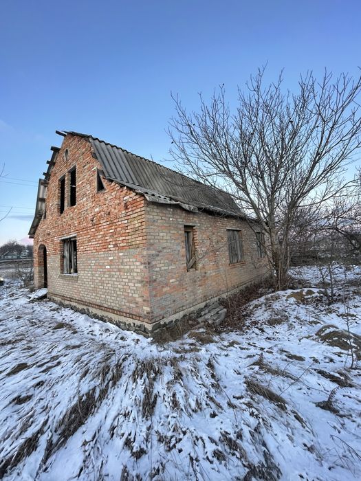 Земляна ділянка з будинком