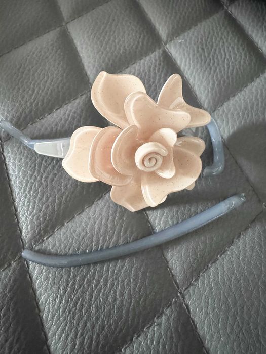 Plastikowa spinka z dużym kwiatem