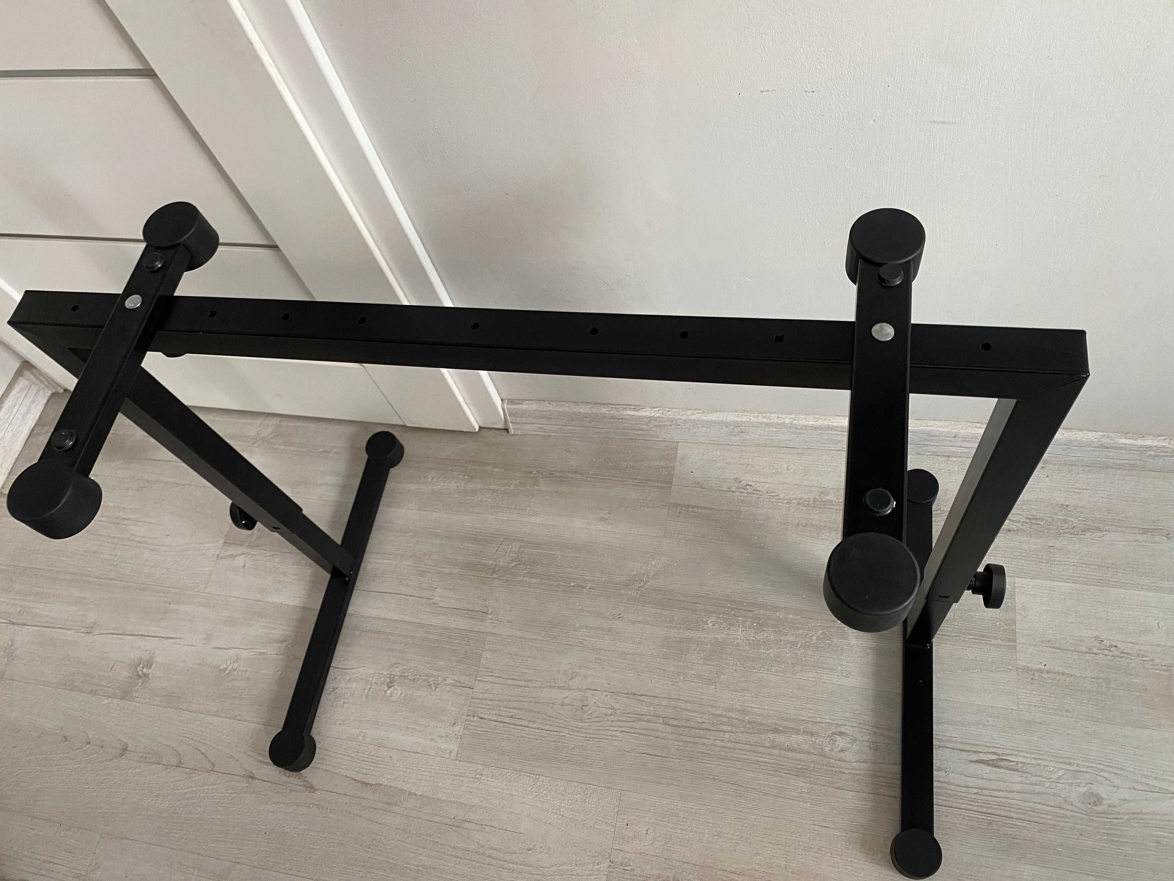 Statyw K&M 18810 pod pianino, organy, keyboard.