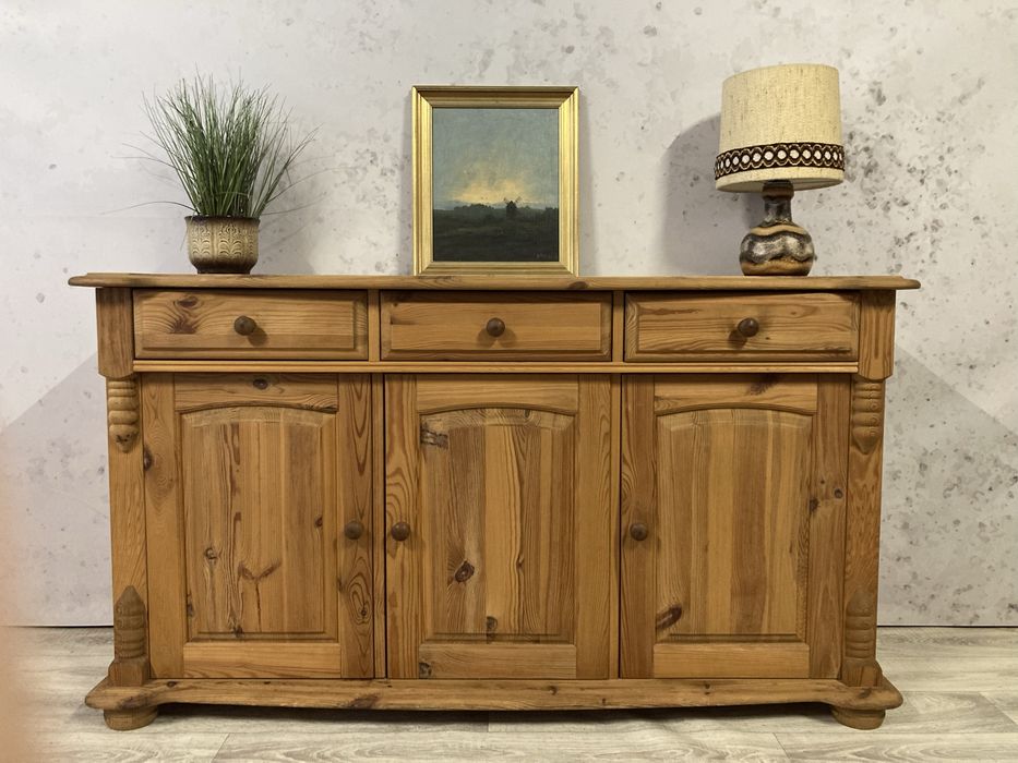 Duża, zdobiona komoda sosnowa