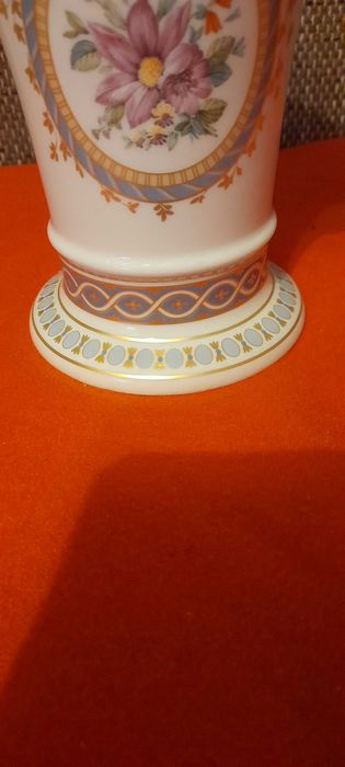 Porcelanowy wazon sygnowany Kaiser