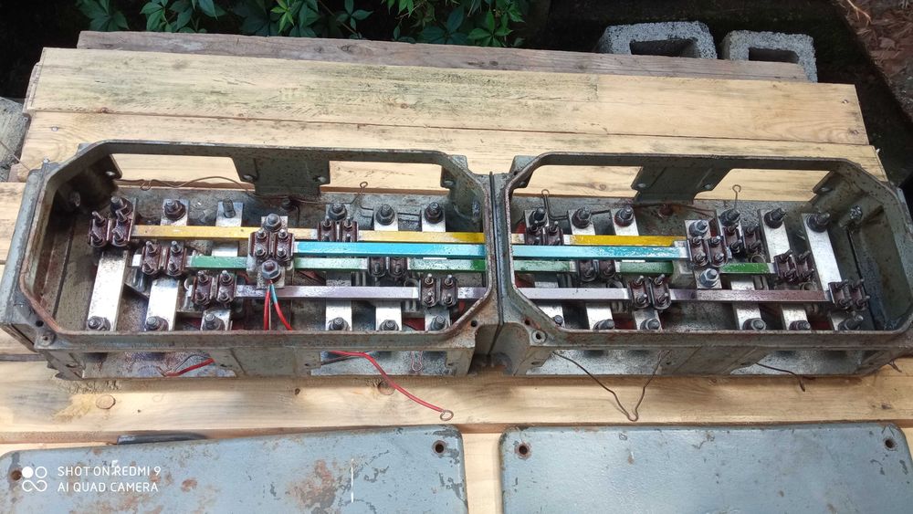 Stare skrzynki rozdzielni elektrycznej.