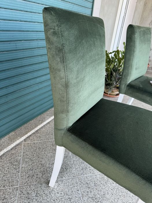 Cadeira estofada com pés lacado brilho