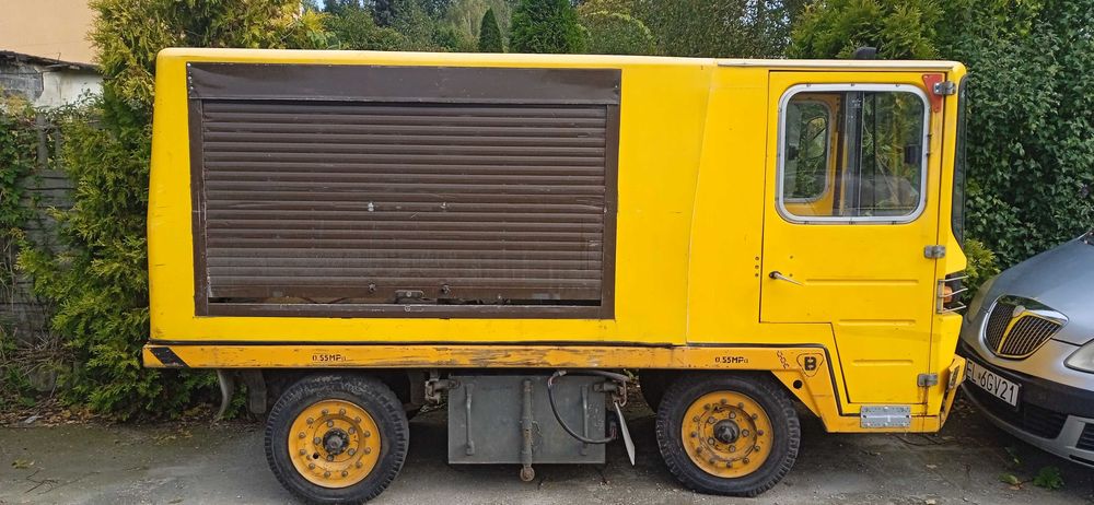 Wózek platformowy WNA 1302 z prostownikiem do ładowania