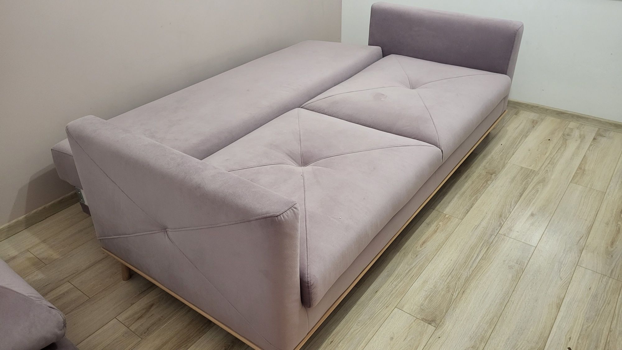 Sofa welurowa na drewnianych nóżkach