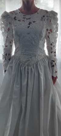 Suknia ślubna z haftem