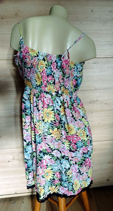 Kwiecista sukienka na ramiączkach