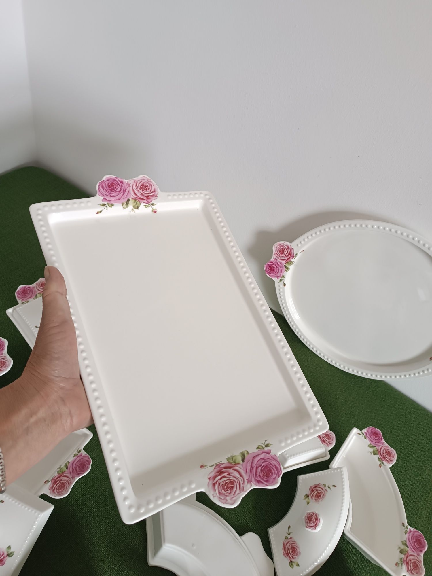 Ceramiczne pojemniki z motywem róż