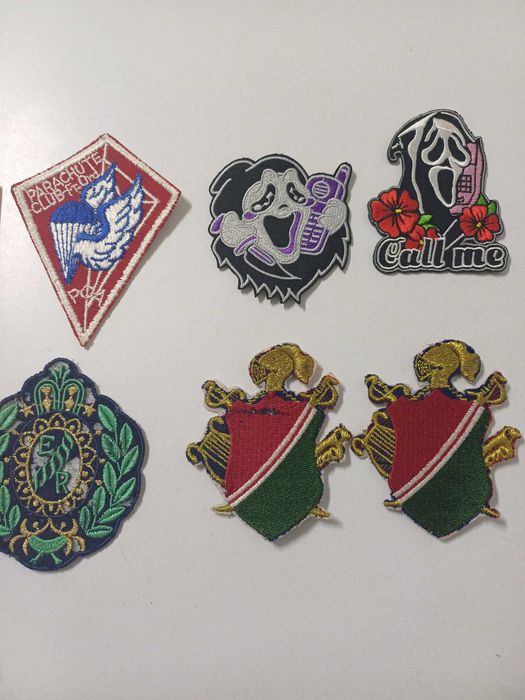 Emblemas em tecido e bordados 12 unidades
