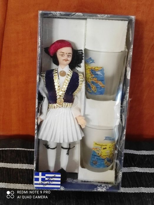 Подарочный набор две рюмки под водку и фигура человечка Греция