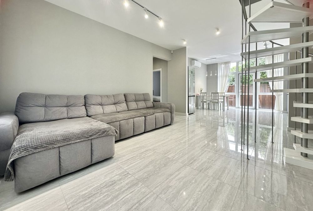 Новий Будинок з сонячними панелями, в кінці Роменскої