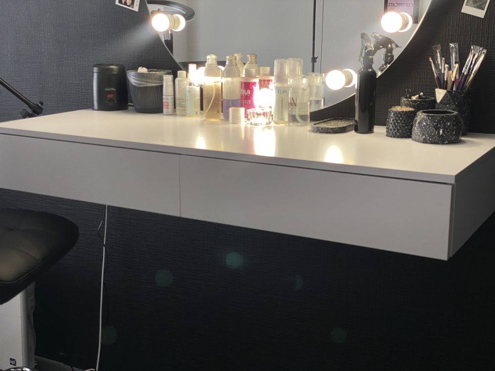 Круглое зеркало с лампочками, барный стул, стол бровиста