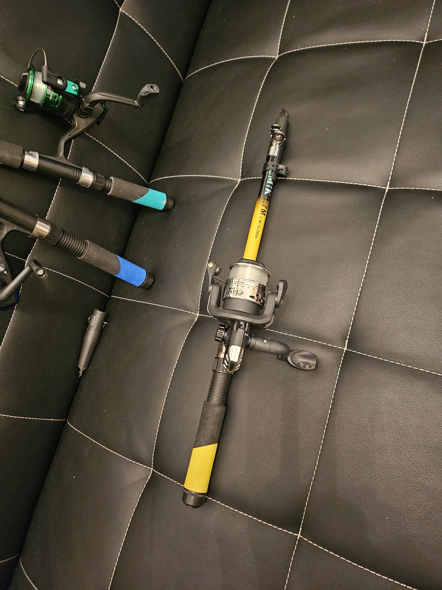 Vendo varas de pesca lindas cores. Completas