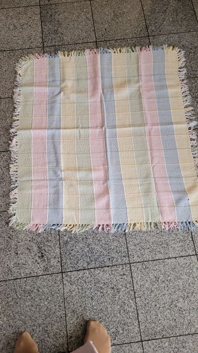 Koc 90 cm x 100 cm wielokolorowy różowy żółty niebieski zielony