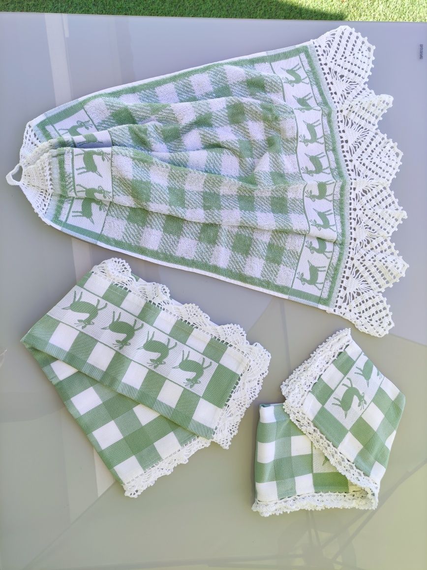 Conjunto de uma toalha e dois panos de cozinha