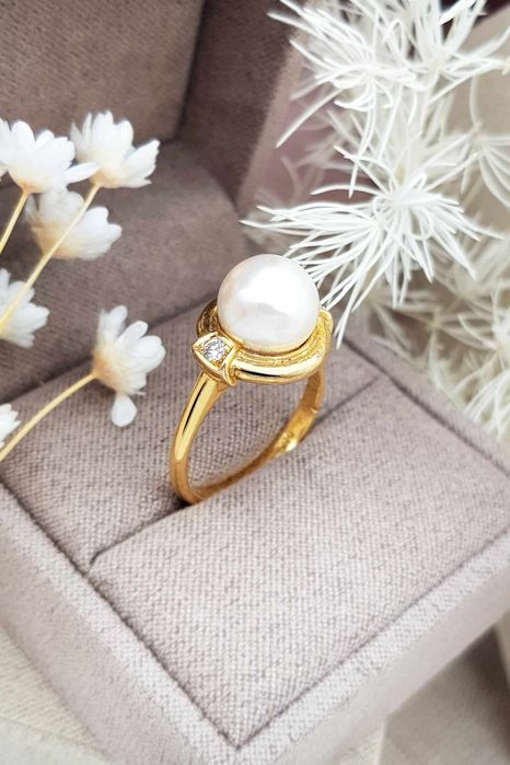 Złoty pierścionek z perłą ibrylancikami