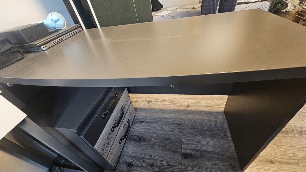 Biurko z Agaty – nowoczesne, solidne, w idealnym stanie