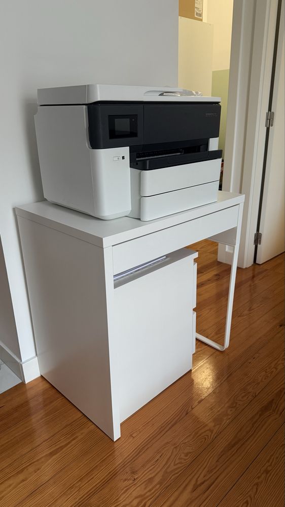 Mesa e cadeira de escritório
