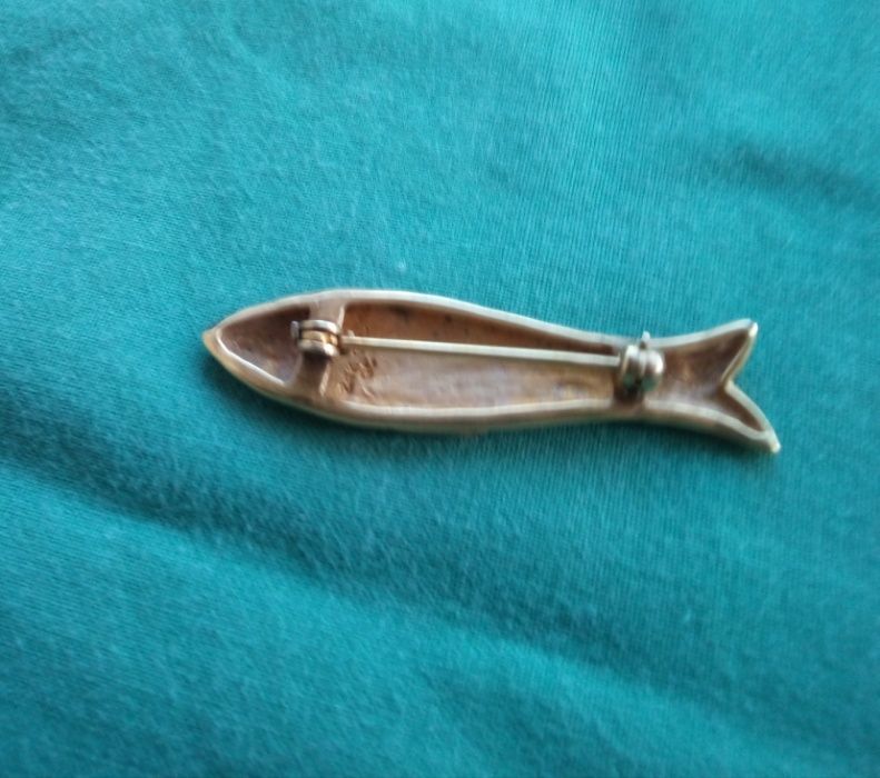 Pregadeira em forma de peixe