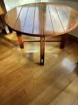 Mesa de jantar em pinho mel