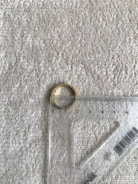 Pierścionek w stylu obrączki z cyrkonią stal chirurgiczna kolor złoty