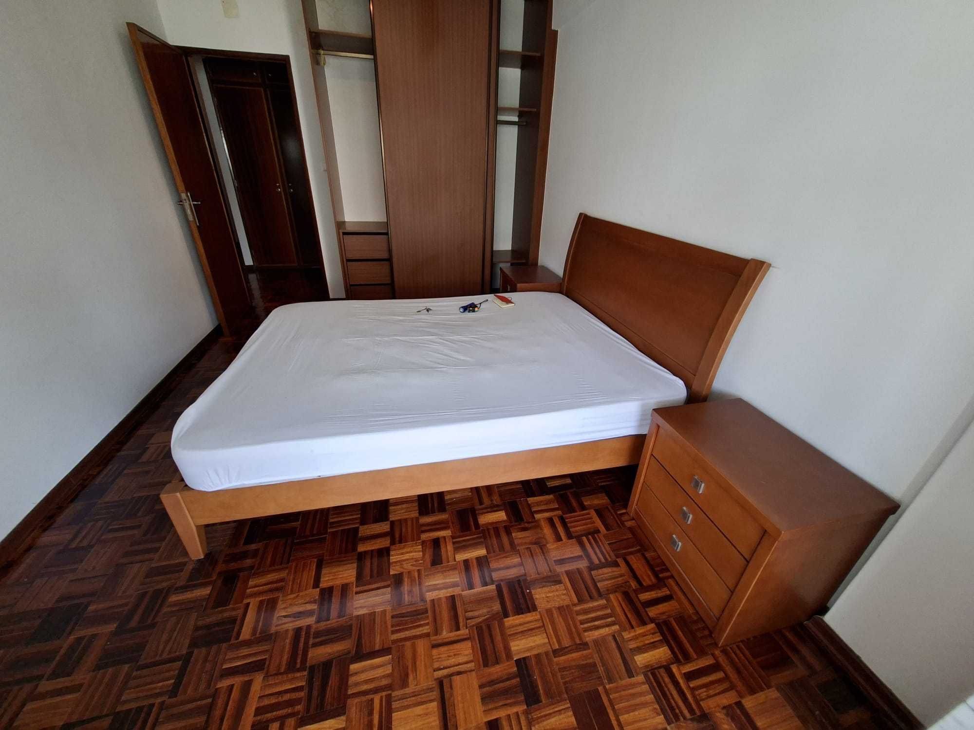 Cama casal com colchão, estrado e 2 mesinhas de cabeceira