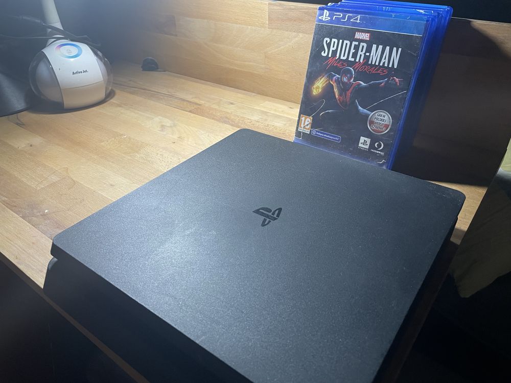 Ps4 slim/ czarny/ w zestawie kontroler