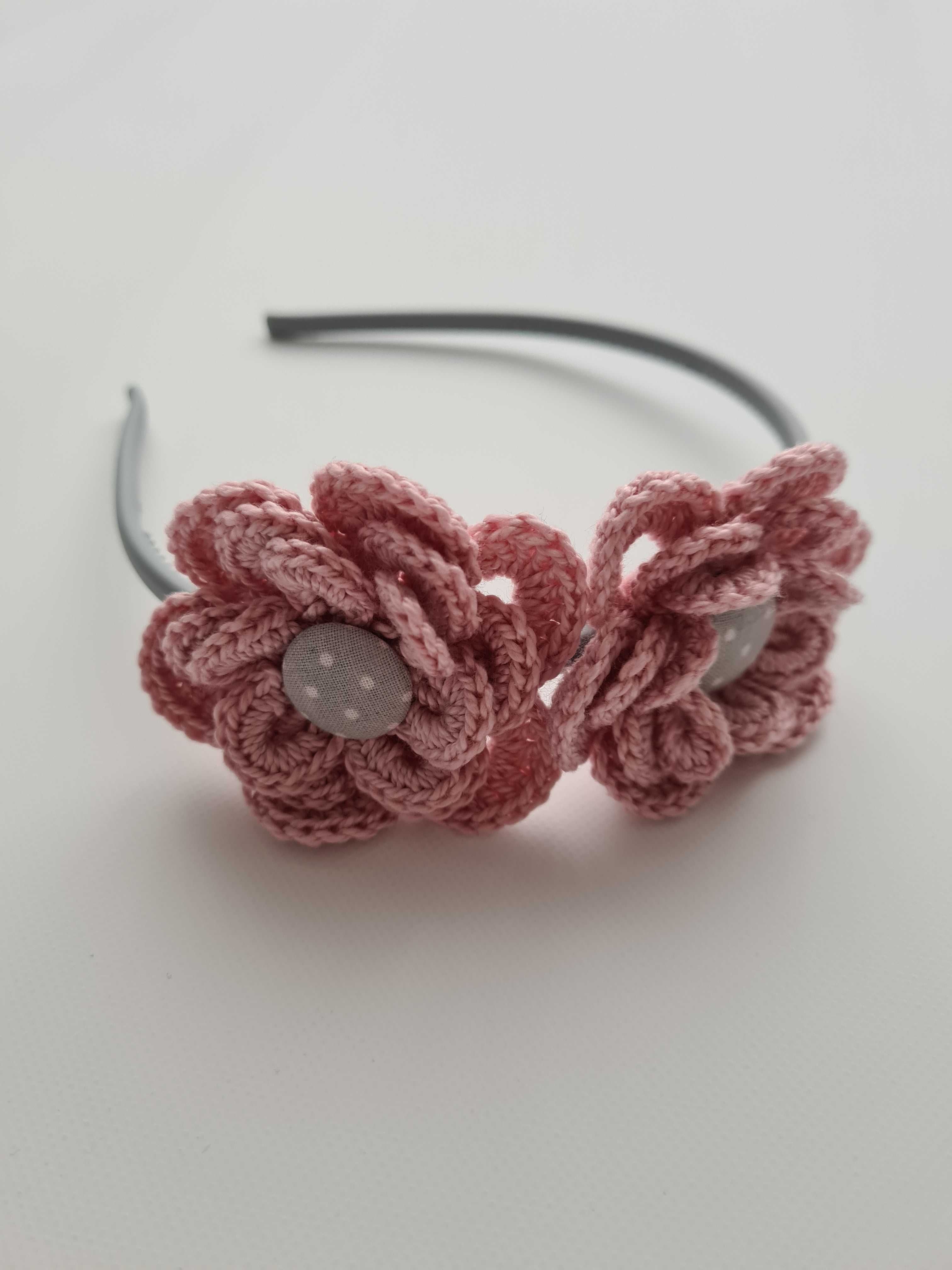 Hand Made Art Madame opaska do wlosów szydełkowe kwiatuszki różowa