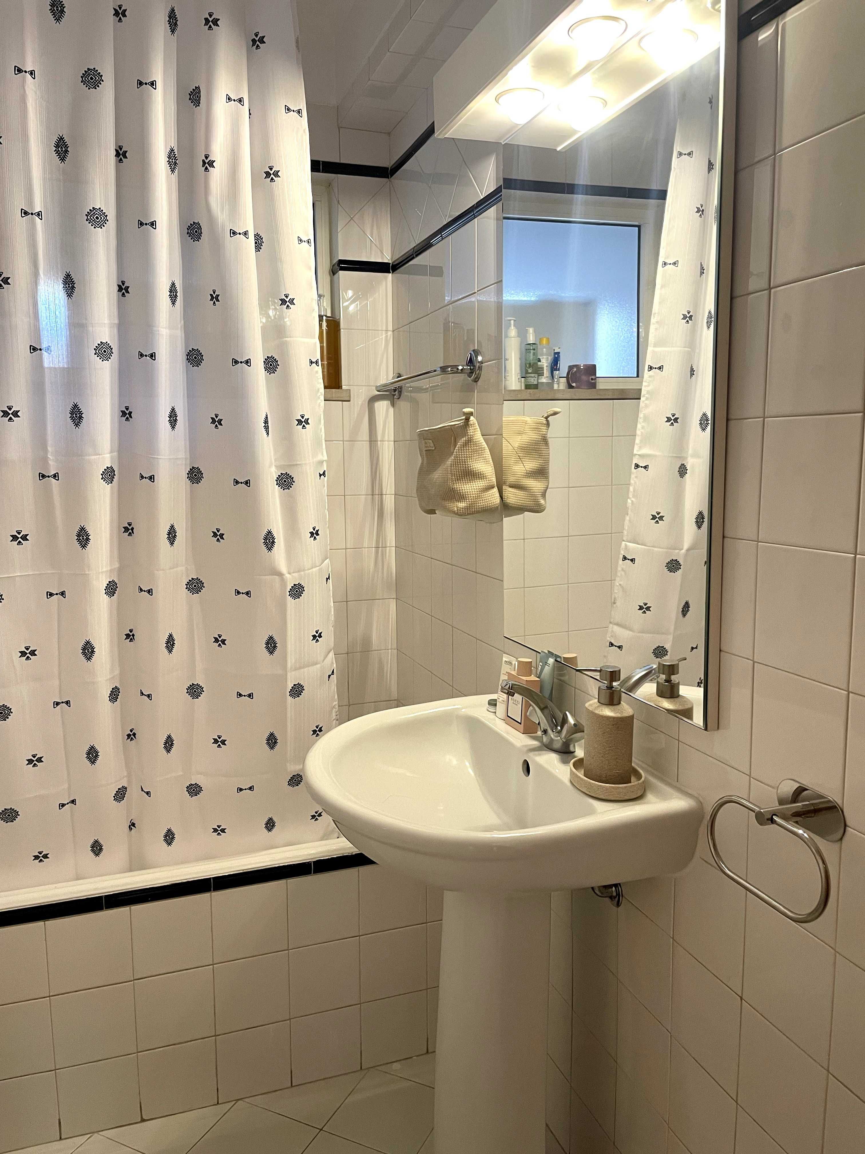 Apartamento T3 Renovado com Varanda e Garagem – Telheiras, Lisboa