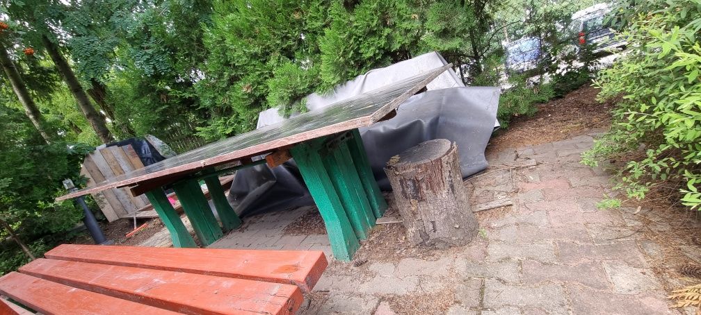Stół i ławki z betonowymi nogami