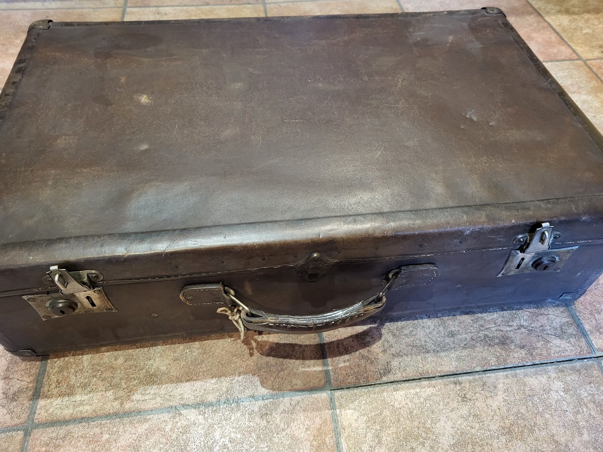 Kufer podróżny / Walizka retro powojenna, skórzana rączka,  metalowe o