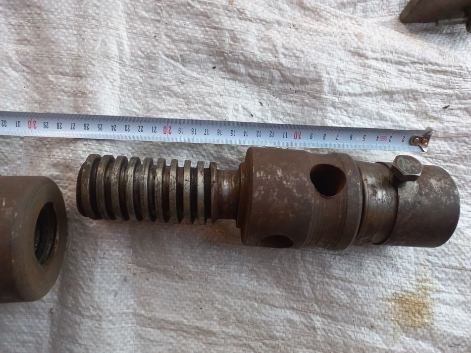 Механічний домкрат, універсальний.